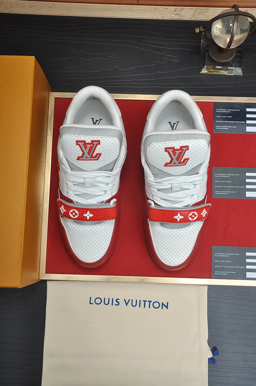 Men's shoes 💰660💶Original development, quality shipping, welcome to compare - LV sneaker series LV Trainer Maxi sneakers introduce the loose silhouette of the ready-to-wear series into the LV Trainer sneaker design written by Virgil Abloh, making an eye-catching appearance in the spring and summer men's wear shows. The cow leather upper is combined with rough fabric laces, and colorful beading highlights the brand's classic elements. LV letters mark the tongue and Monogram floral outsole. Mixed materials Made of first-layer cowhide, wrapped in imported custom-printed denim, thick shoelace design, large Monogram print on the side, "lv 54" badges on the tongue and heel, rubber outsole decorated with Monogram flowers, mesh lining and cotton feet, the comfort is as extreme as ever, premium heritage, quality first, worth owning! Size: Women's 35-39 (customized at 40, non-refundable) Men's 39-45 (customized at 38.46, non-refundable) ♡Full set of packaging with original gift box
